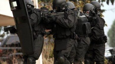 Επιδρομή της ΕΛ.ΑΣ. σε διαμερίσματα στην Αγία Βαρβάρα 10 Επιδρομή της ΕΛ.ΑΣ. σε διαμερίσματα στην Αγία Βαρβάρα