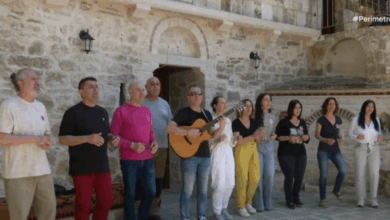 Δημήτρης Υφαντής: Ο Ηπειρώτης μουσικός κάνει δύναμη την απώλεια όρασης και τραγουδάει για τα παιδιά της Φλόγας και της Μονής Δουραχάνης