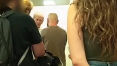 Αιγάλεω: Παρέμβαση Ρουβίκωνα στο Δημαρχείο - Γυναίκα με προβλήματα υγείας ζει χωρίς ρεύμα 8 μήνες 10 Αιγάλεω: Παρέμβαση Ρουβίκωνα στο Δημαρχείο - Γυναίκα με προβλήματα υγείας ζει χωρίς ρεύμα 8 μήνες