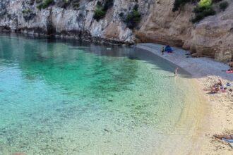 Παραλία Μικρά Στραβά, ο κρυμμένος παράδεισος: Τα κρυστάλλινα νερά 1,5 ώρα από την Αθήνα!