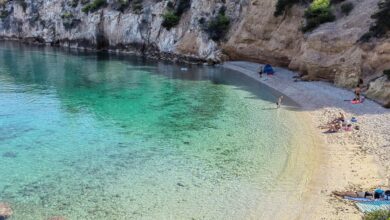 Παραλία Μικρά Στραβά, ο κρυμμένος παράδεισος: Τα κρυστάλλινα νερά 1,5 ώρα από την Αθήνα!