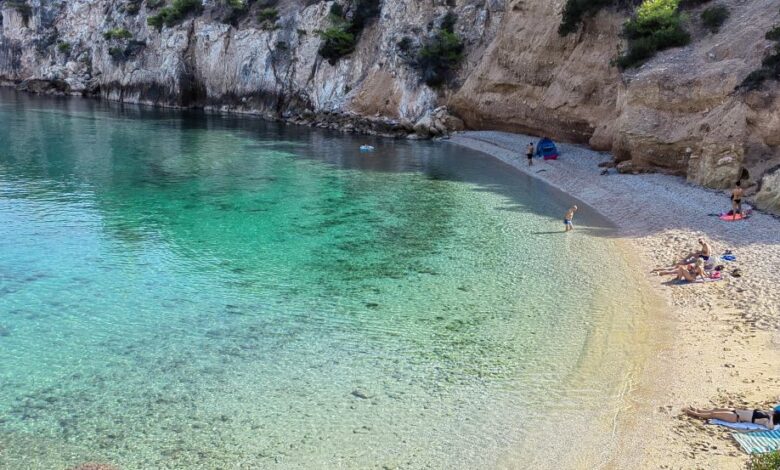 Παραλία Μικρά Στραβά, ο κρυμμένος παράδεισος: Τα κρυστάλλινα νερά 1,5 ώρα από την Αθήνα! 1 Παραλία Μικρά Στραβά, ο κρυμμένος παράδεισος: Τα κρυστάλλινα νερά 1,5 ώρα από την Αθήνα!