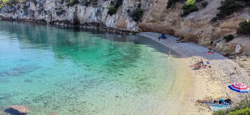 Παραλία Μικρά Στραβά, ο κρυμμένος παράδεισος: Τα κρυστάλλινα νερά 1,5 ώρα από την Αθήνα!