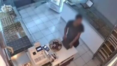 Έκλεψε δυο φορές μέσα σε λίγες μέρες το ίδιο ζαχαροπλαστείο στο Αιγάλεω 7 Έκλεψε δυο φορές μέσα σε λίγες μέρες το ίδιο ζαχαροπλαστείο στο Αιγάλεω