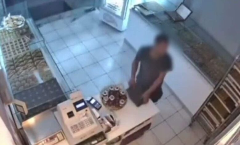 Έκλεψε δυο φορές μέσα σε λίγες μέρες το ίδιο ζαχαροπλαστείο στο Αιγάλεω 1 Έκλεψε δυο φορές μέσα σε λίγες μέρες το ίδιο ζαχαροπλαστείο στο Αιγάλεω