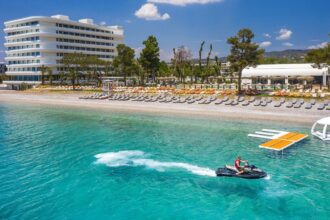 Isla Brown Corinthia: Το βραβευμένο πεντάστερο στους Αγ. Θεοδώρους που θέλει να μοιάζει με λευκό βότσαλο