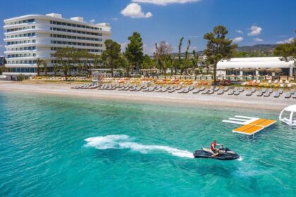 Isla Brown Corinthia: Το βραβευμένο πεντάστερο στους Αγ. Θεοδώρους που θέλει να μοιάζει με λευκό βότσαλο