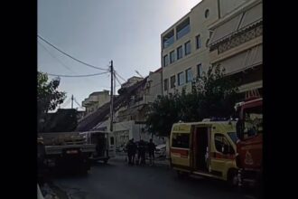 Γερανοφόρο όχημα έπεσε πάνω σε σπίτι στο Περιστέρι