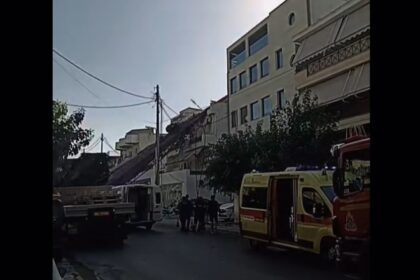 Γερανοφόρο όχημα έπεσε πάνω σε σπίτι στο Περιστέρι