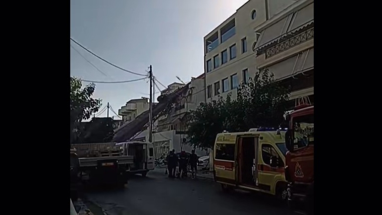 Γερανοφόρο όχημα έπεσε πάνω σε σπίτι στο Περιστέρι 1 Γερανοφόρο όχημα έπεσε πάνω σε σπίτι στο Περιστέρι