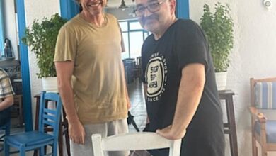 Ο Δημήτρης Αλεξανδρής σε αληθινό ρόλο… καφετζή! - Μυτιληνιά ουζάκια με ζεστό χαμόγελο και καλλιτεχνική διάθεση