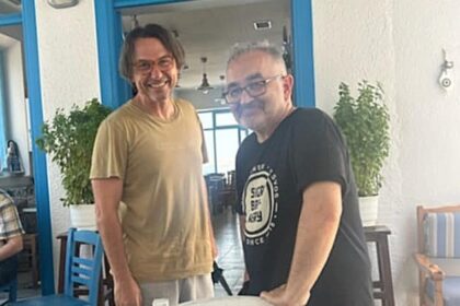 Ο Δημήτρης Αλεξανδρής σε αληθινό ρόλο… καφετζή! - Μυτιληνιά ουζάκια με ζεστό χαμόγελο και καλλιτεχνική διάθεση