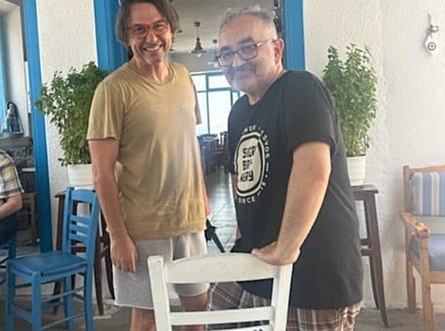 Ο Δημήτρης Αλεξανδρής σε αληθινό ρόλο… καφετζή! - Μυτιληνιά ουζάκια με ζεστό χαμόγελο και καλλιτεχνική διάθεση 1 Ο Δημήτρης Αλεξανδρής σε αληθινό ρόλο… καφετζή! - Μυτιληνιά ουζάκια με ζεστό χαμόγελο και καλλιτεχνική διάθεση