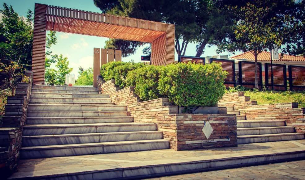 "Εικόνα πλήρους εγκατάλειψης στην καφετέρια - τοπόσημο της πόλης" 2 "Εικόνα πλήρους εγκατάλειψης στην καφετέρια - τοπόσημο της πόλης"