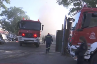 Φωτιά σε χώρο αποθήκευσης ανακυκλώσιμων υλικών στο Αιγάλεω - Προσπάθεια να μην επεκταθεί