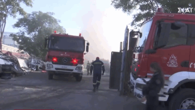 Φωτιά σε χώρο αποθήκευσης ανακυκλώσιμων υλικών στο Αιγάλεω - Προσπάθεια να μην επεκταθεί 4 Φωτιά σε χώρο αποθήκευσης ανακυκλώσιμων υλικών στο Αιγάλεω - Προσπάθεια να μην επεκταθεί