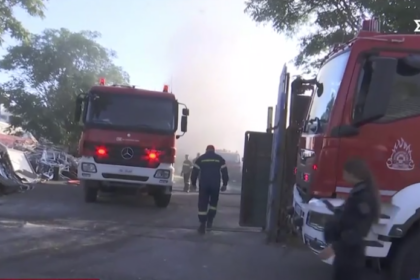 Φωτιά σε χώρο αποθήκευσης ανακυκλώσιμων υλικών στο Αιγάλεω - Προσπάθεια να μην επεκταθεί