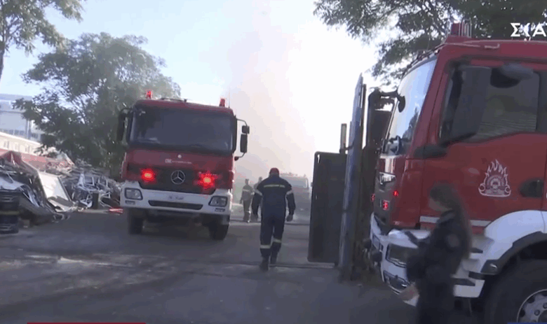 Φωτιά σε χώρο αποθήκευσης ανακυκλώσιμων υλικών στο Αιγάλεω - Προσπάθεια να μην επεκταθεί