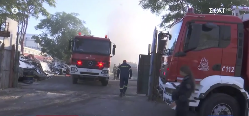 Φωτιά σε χώρο αποθήκευσης ανακυκλώσιμων υλικών στο Αιγάλεω - Προσπάθεια να μην επεκταθεί