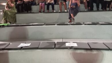 Καταγγελία για προκλητικές διακρίσεις στο Αλέξης Μινωτής: Οι άδειες πρώτες θέσεις και οι "φίλοι των προσκλήσεων"