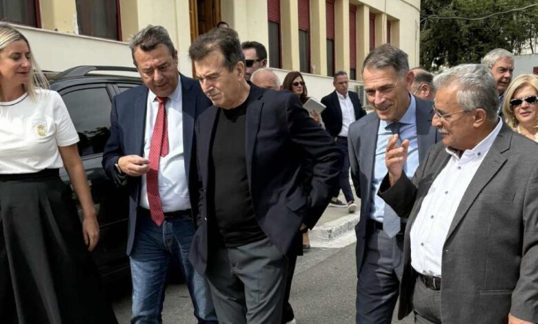 Επίσκεψη Χρυσοχοΐδη στο Νοσοκομείο Αγία Βαρβάρα 1 Επίσκεψη Χρυσοχοΐδη στο Νοσοκομείο Αγία Βαρβάρα