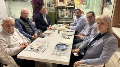 4 δήμαρχοι σε δείπνο εργασίας: Συντονισμός δυνάμεων "για επικείμενες επιδιώξεις", στη Δυτική Αθήνα 5 4 δήμαρχοι σε δείπνο εργασίας: Συντονισμός δυνάμεων "για επικείμενες επιδιώξεις", στη Δυτική Αθήνα
