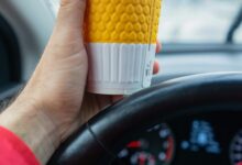 Νέος ΚΟΚ: Τελικά επιτρέπεται να πίνουμε καφέ στο αυτοκίνητο ή όχι; 46 Νέος ΚΟΚ: Τελικά επιτρέπεται να πίνουμε καφέ στο αυτοκίνητο ή όχι;