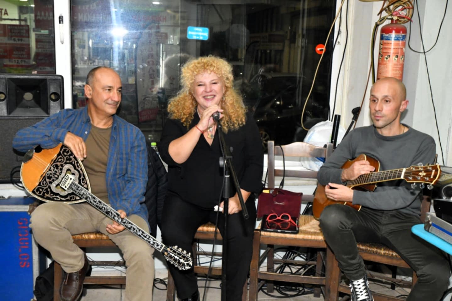 Το γλέντι ξεκίνησε! Όμορφο, νοσταλγικό ταξίδι του λαϊκού τραγουδιού στα καφενεία του Αιγάλεω