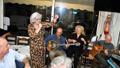 Το γλέντι ξεκίνησε! Όμορφο, νοσταλγικό ταξίδι του λαϊκού τραγουδιού στα καφενεία του Αιγάλεω 2 Το γλέντι ξεκίνησε! Όμορφο, νοσταλγικό ταξίδι του λαϊκού τραγουδιού στα καφενεία του Αιγάλεω