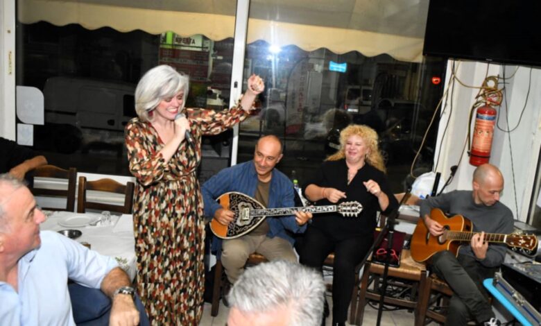 Το γλέντι ξεκίνησε! Όμορφο, νοσταλγικό ταξίδι του λαϊκού τραγουδιού στα καφενεία του Αιγάλεω