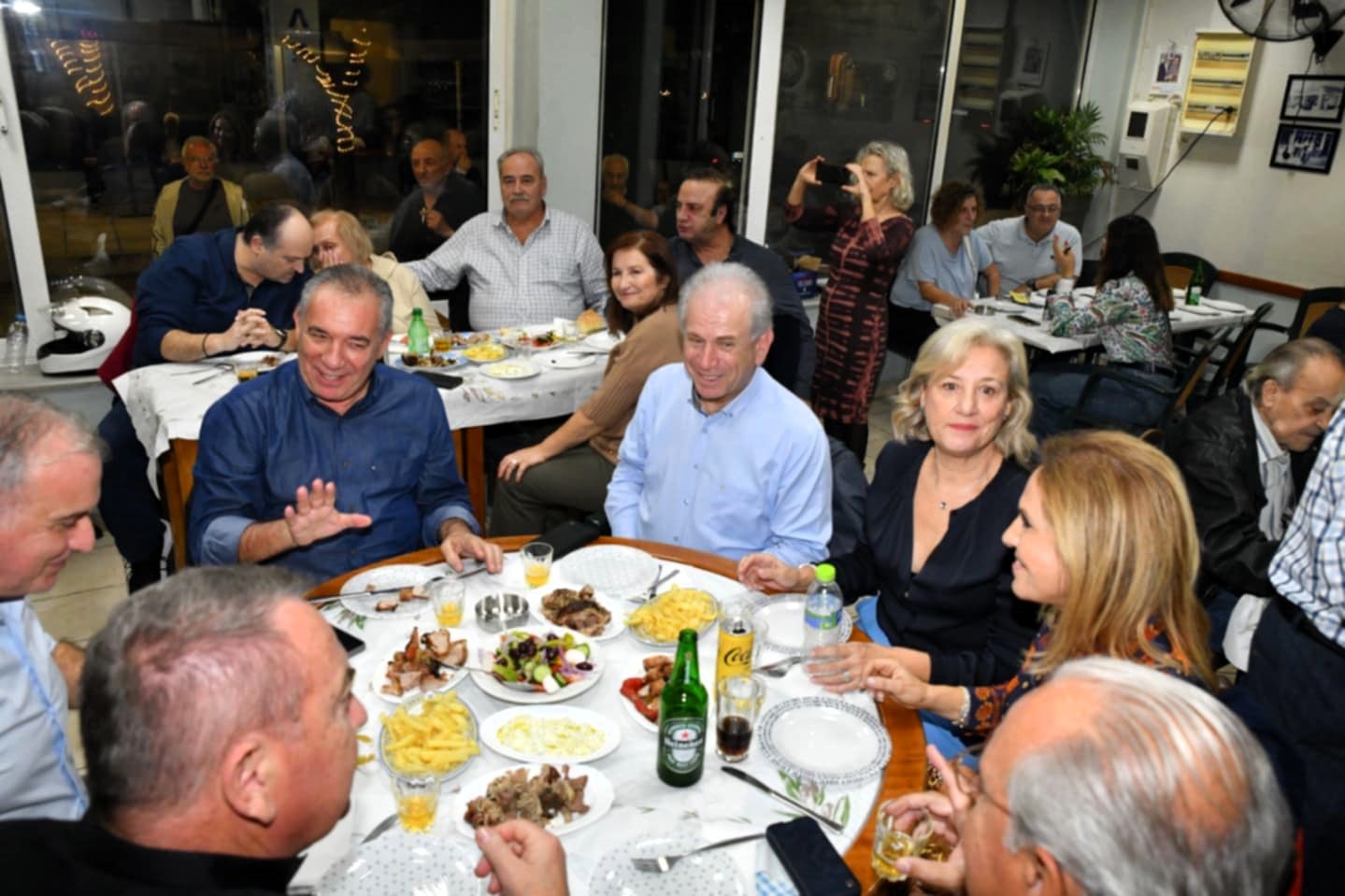 Το γλέντι ξεκίνησε! Όμορφο, νοσταλγικό ταξίδι του λαϊκού τραγουδιού στα καφενεία του Αιγάλεω