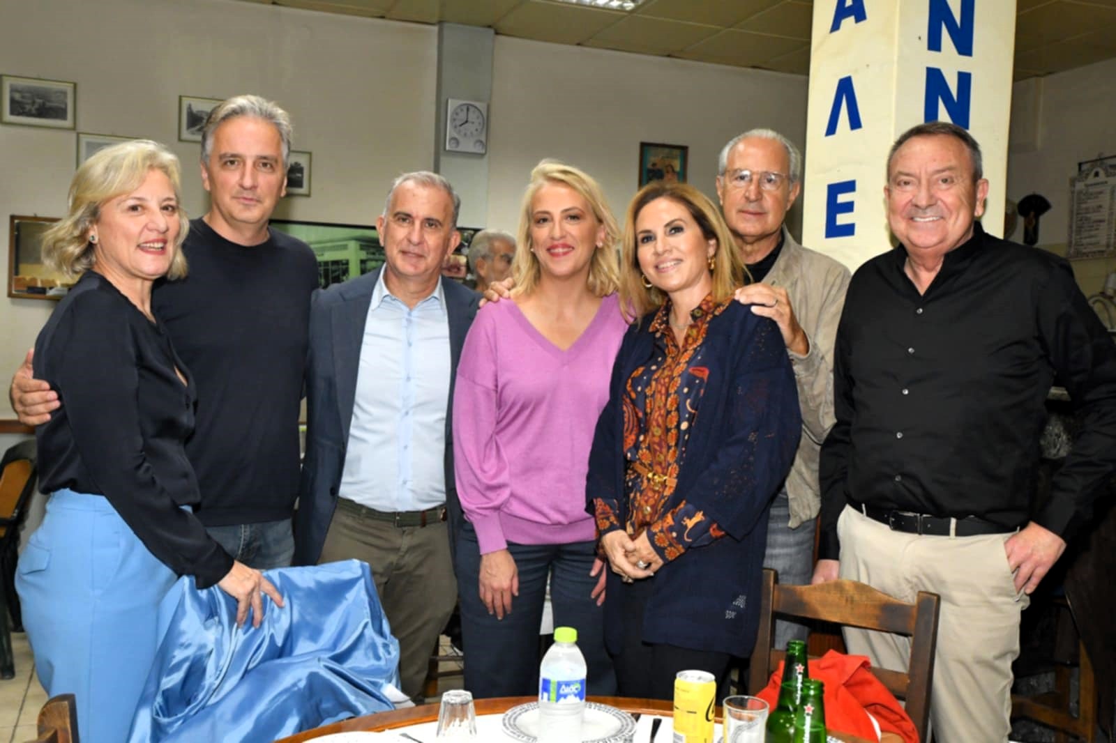 Το γλέντι ξεκίνησε! Όμορφο, νοσταλγικό ταξίδι του λαϊκού τραγουδιού στα καφενεία του Αιγάλεω