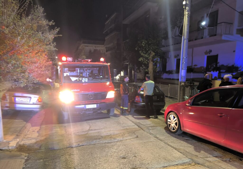 Η Δημοτική Αστυνομία Αιγάλεω απεγκλώβισε 53χρονη από φλεγόμενο διαμέρισμα