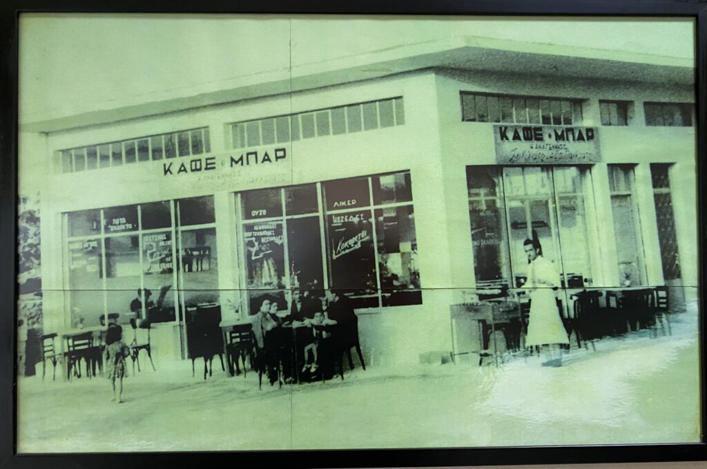 Μουσικές στους καφενέδες του Αιγάλεω - Λαϊκά, απλοί μεζέδες και ψυχές που μοιράζονται τα λίγα και απλά 2 Μουσικές στους καφενέδες του Αιγάλεω - Λαϊκά, απλοί μεζέδες και ψυχές που μοιράζονται τα λίγα και απλά