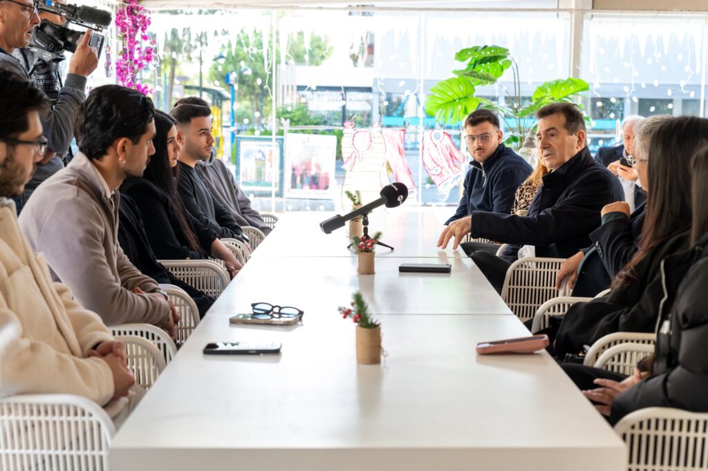 Ο Μιχάλης Χρυσοχοΐδης μίλησε με νέες και νέους τσιγγάνους για ένα μεγάλο παράδειγμα 8 Ο Μιχάλης Χρυσοχοΐδης μίλησε με νέες και νέους τσιγγάνους για ένα μεγάλο παράδειγμα 7