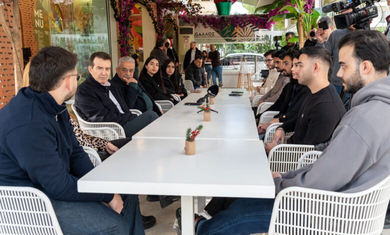 Συνάντηση Χρυσοχοΐδη με νέες και νέους τσιγγάνους - Συνάντηση Χρυσοχοΐδη με νέες και νέους τσιγγάνους -