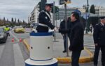 Το βαρέλι στήθηκε και πάλι στο Σύνταγμα - Ο Χρυσοχοΐδης αντάλλαξε ευχές με τον τροχονόμο