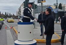 Το βαρέλι στήθηκε και πάλι στο Σύνταγμα - Ο Χρυσοχοΐδης αντάλλαξε ευχές με τον τροχονόμο