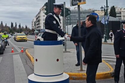 Το βαρέλι στήθηκε και πάλι στο Σύνταγμα - Ο Χρυσοχοΐδης αντάλλαξε ευχές με τον τροχονόμο