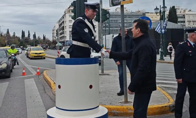Το βαρέλι στήθηκε και πάλι στο Σύνταγμα - Ο Χρυσοχοΐδης αντάλλαξε ευχές με τον τροχονόμο