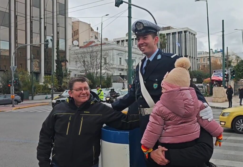 Το βαρέλι στήθηκε και πάλι στο Σύνταγμα - Ο Χρυσοχοΐδης αντάλλαξε ευχές με τον τροχονόμο