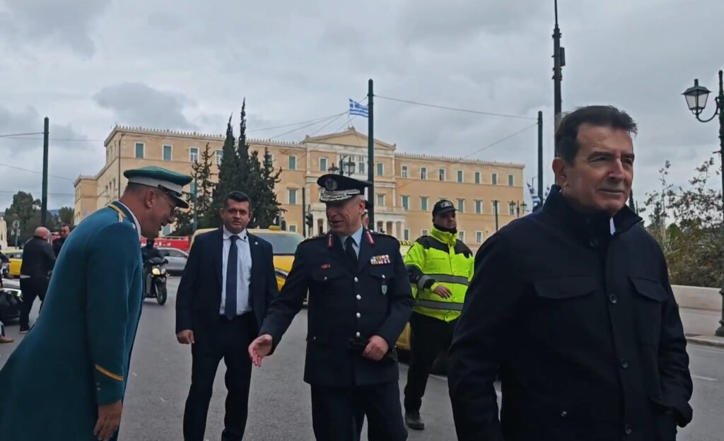 Το βαρέλι στήθηκε και πάλι στο Σύνταγμα - Ο Χρυσοχοΐδης αντάλλαξε ευχές με τον τροχονόμο