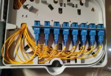 Διπλές οπτικές ίνες: Αναστάτωση σε πολυκατοικίες - Πού οφείλεται το μπάχαλο