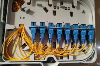 Διπλές οπτικές ίνες: Αναστάτωση σε πολυκατοικίες - Πού οφείλεται το μπάχαλο