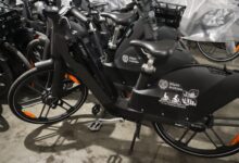 Βανδάλισαν "με το καλημέρα" τα ηλεκτρικά ποδήλατα του Δήμου Αιγάλεω