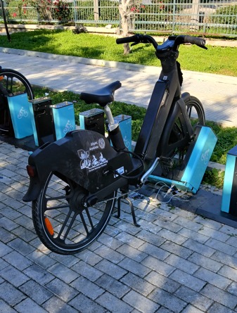 Βανδάλισαν "με το καλημέρα" τα ηλεκτρικά ποδήλατα του Δήμου Αιγάλεω