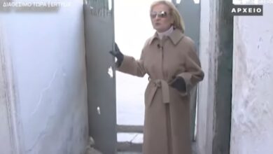 Σπάνιο υλικό: Η Βίκυ Μοσχολιού στην αυλίτσα όπου μεγάλωσε στο Αιγάλεω