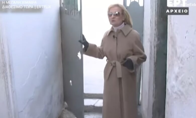 Σπάνιο υλικό: Η Βίκυ Μοσχολιού στην αυλίτσα όπου μεγάλωσε στο Αιγάλεω 1 Σπάνιο υλικό: Η Βίκυ Μοσχολιού στην αυλίτσα όπου μεγάλωσε στο Αιγάλεω