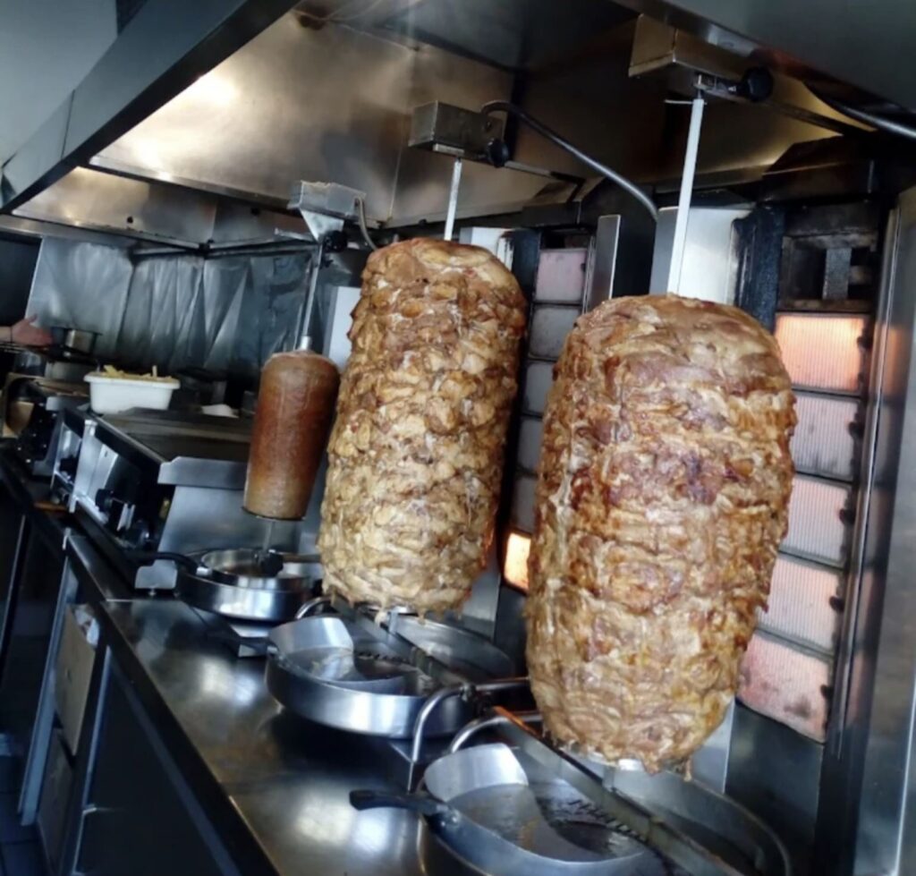 Σουβλάκι στην Αθήνα: Από τη Νίκαια του 1924 στο σήμερα - Το Αιγυπτιακόν, ο Μπαϊρακτάρης και ο Θανάσης