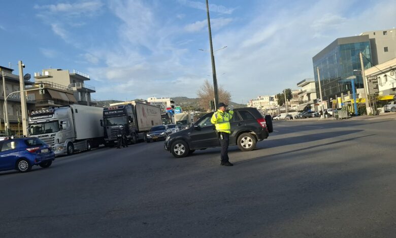 Χαμός στους δρόμους, μποτιλιαρισμένη και στα δύο ρεύματα η Λεωφόρος Αθηνών 1 Χαμός στους δρόμους, μποτιλιαρισμένη και στα δύο ρεύματα η Λεωφόρος Αθηνών